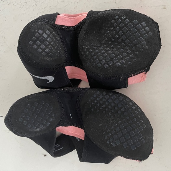 Pink/Black Nike Studio Wraps - Picture 5 of 6